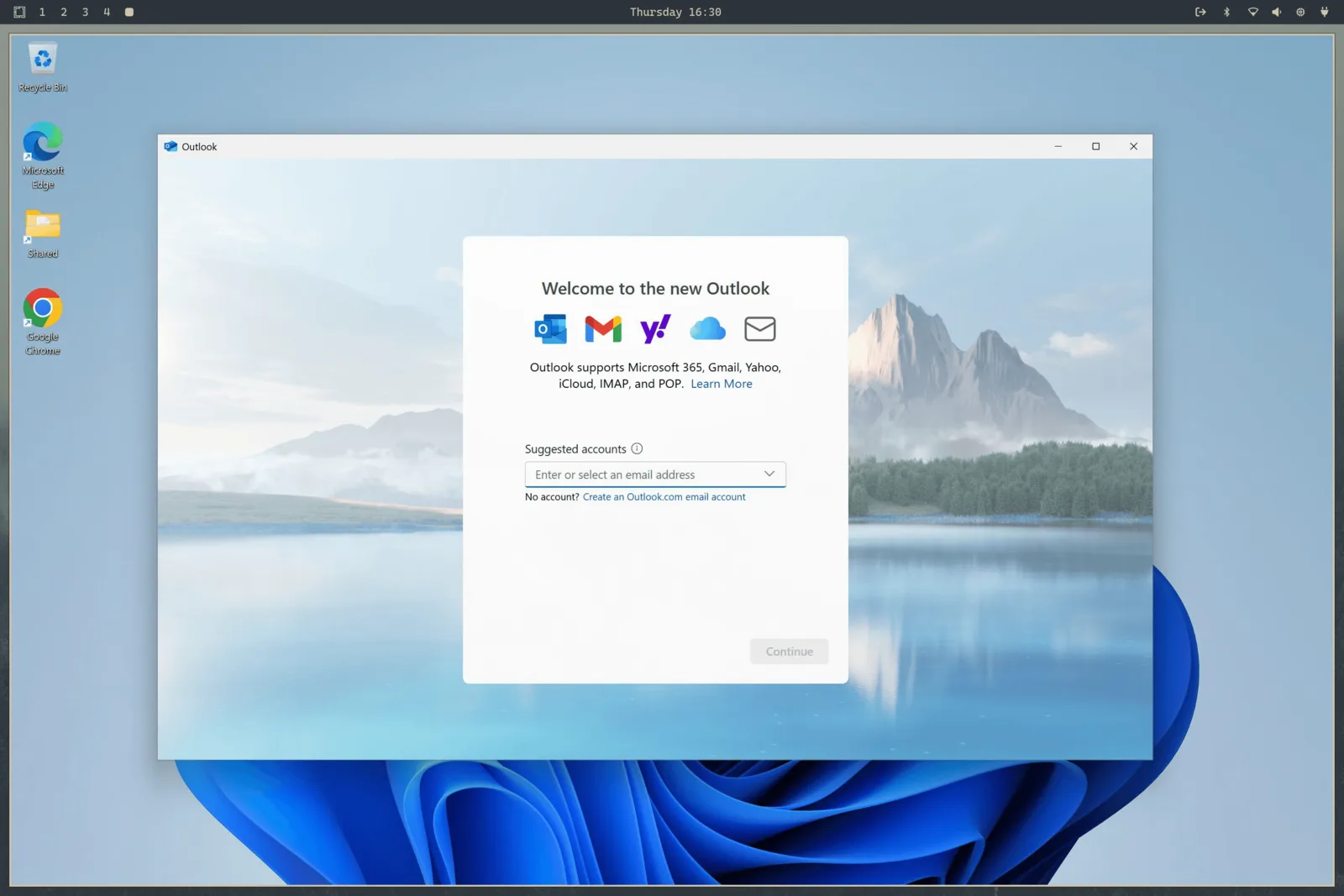 Windows 11 מריצה את Outlook בתוך Omarchy, כשסרגל שולחן העבודה של Omarchy נראה מעליה